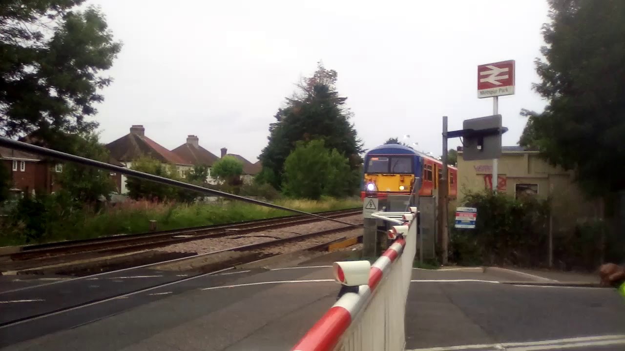 SWR Class 456 + 455 Combo leaving Motspur Park (with a 2-tone)