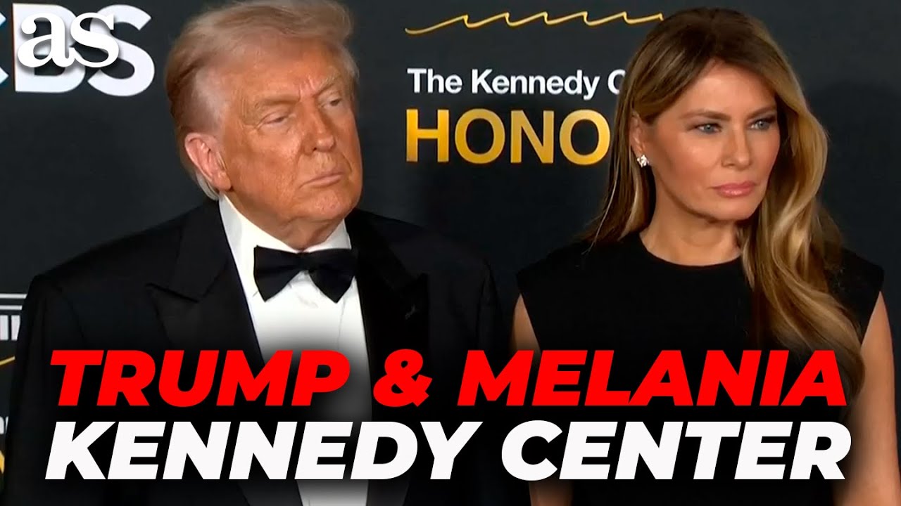 ПОЛНОЕ ВИДЕО: ТРАМП И МЕЛАНИЯ ПРОХОДЯТ ПО КРАСНОЙ ДОРОЖКЕ НА ЦЕРЕМОНИИ ПОЧЕТОВ В КЕННЕДИ-ЦЕНТРЕ