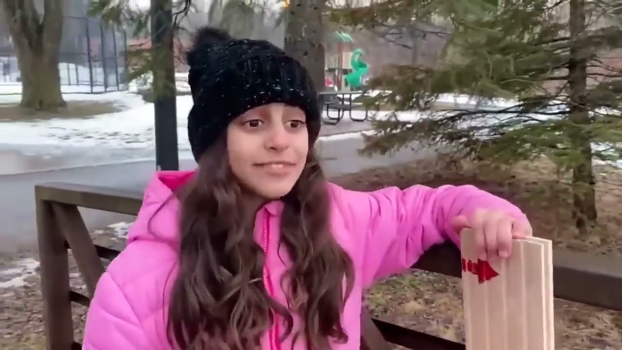 Hermanitas juegan y quieren ser altas