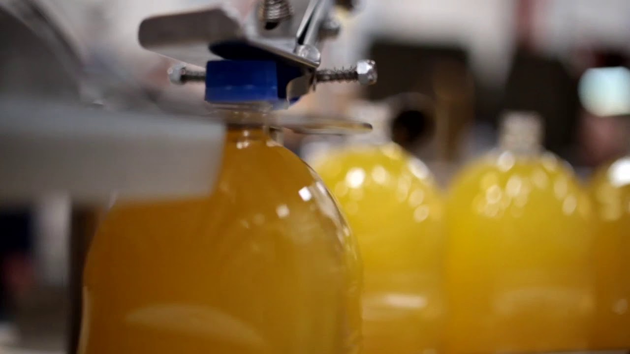 Línea de envasado y tapado para jugos