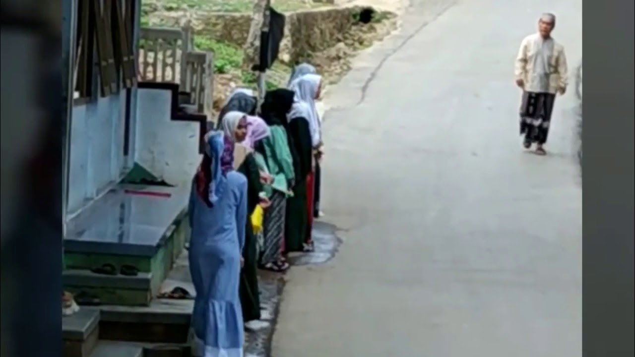 MasyaAllah.....Beginilah adab para santri terhadap gurunya.