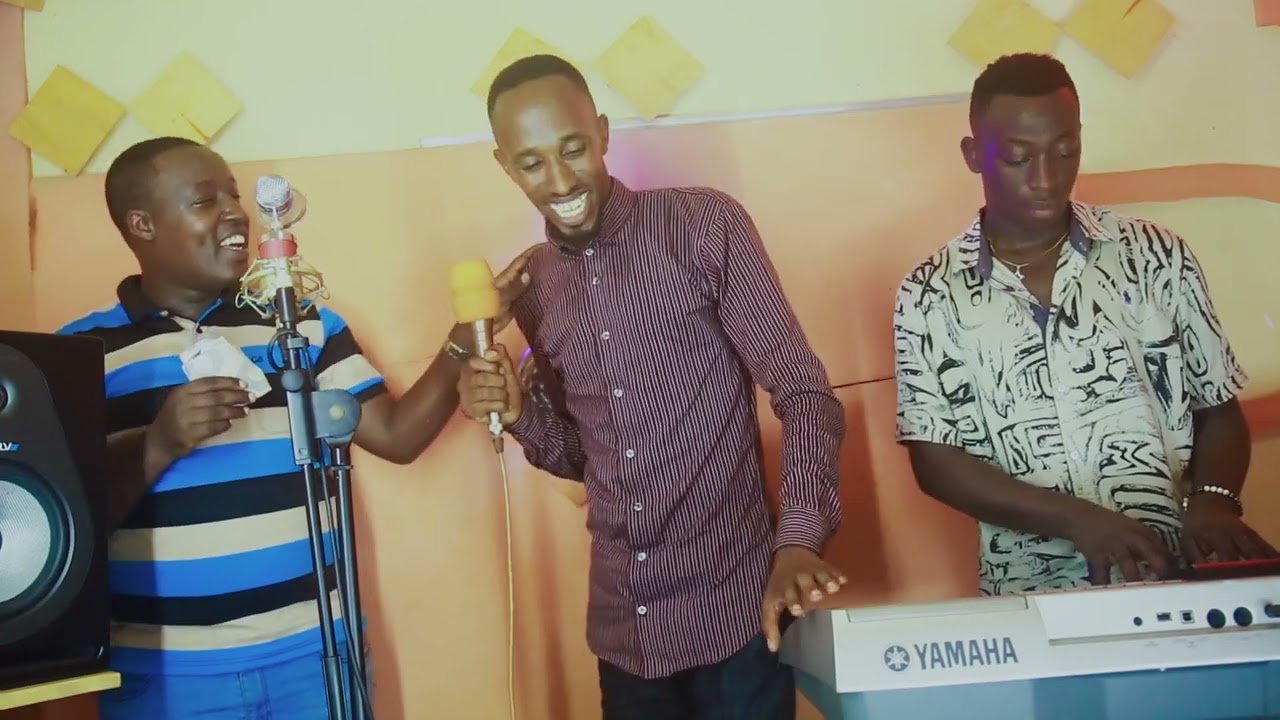 Nzabakiza Patrick hamwe na Ev. Rwiyereka bataramiye Uwiteka mu ndirimbo nziza zifash'imitima y'abera