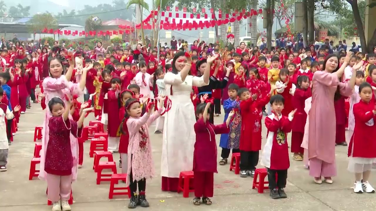 Trường Tiểu học Sơn Phú đồng diễn trên nền nhạc 