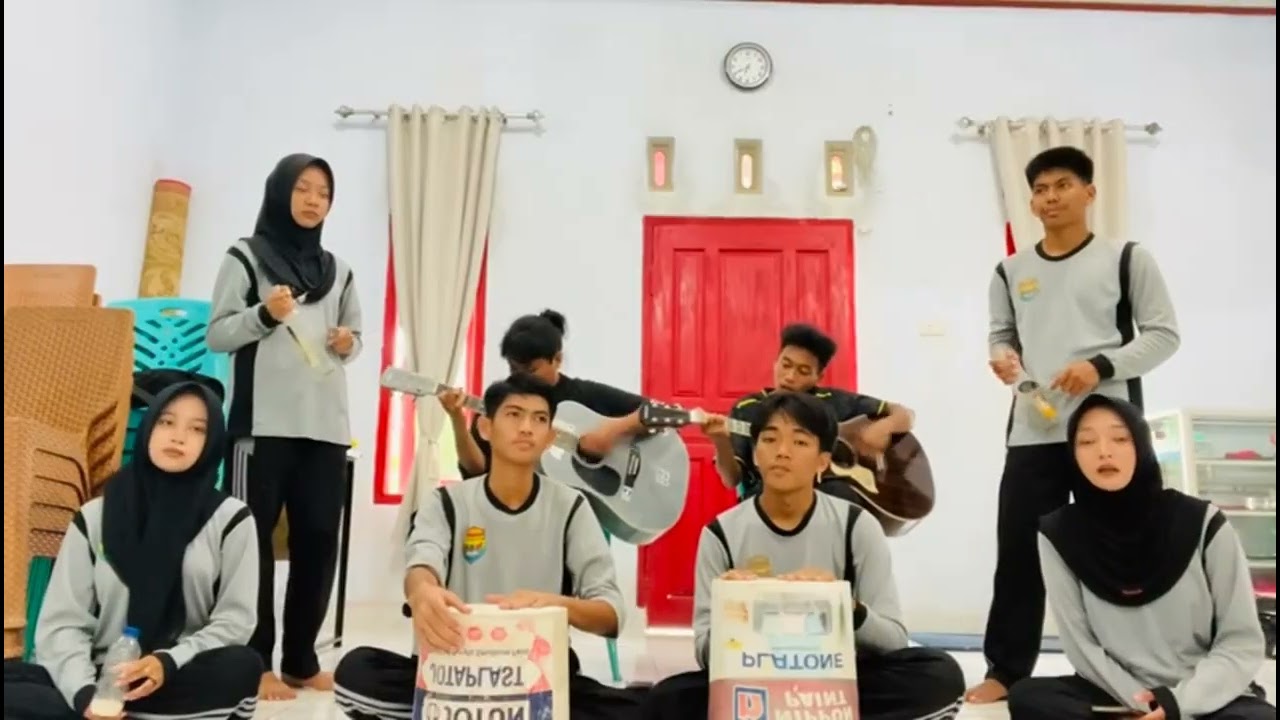 UJIAN PRAKTEK SENI BUDAYA KELAS XII-1 MENYANYIKAN LAGU YANG BERJUDUL 