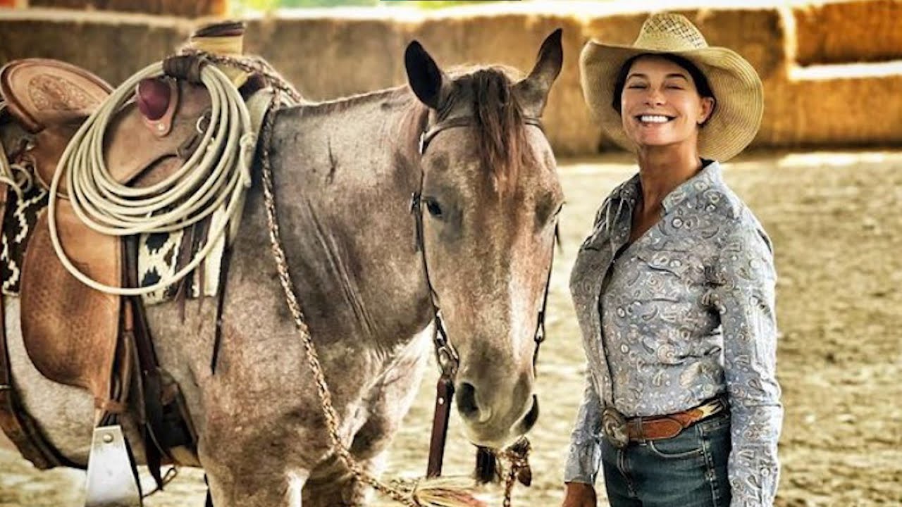 La nuova pazzesca vita di Natalia Estrada tra cavalli e cowboy