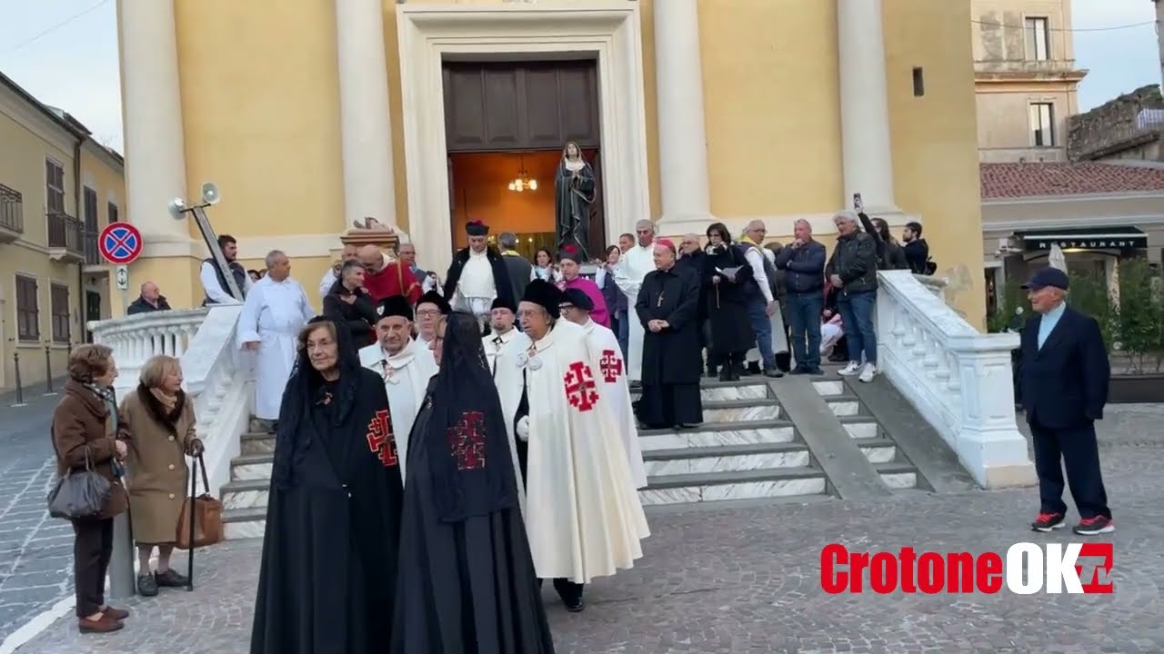 Venerdì Santo Crotone, processione con le statue della Passione