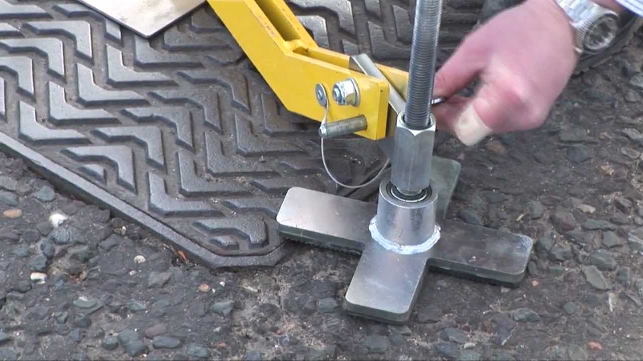 Handylift Swinger BTspec (2012) Manhole Cover Lifter | Proteus Equipment