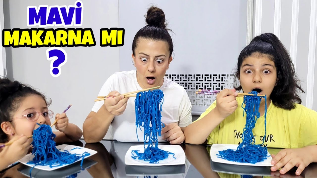 YAĞMUR VE YAPRAK ÇATALSIZ MAVİ MAKARNAYI YEMEYİ TEST ETTİ
