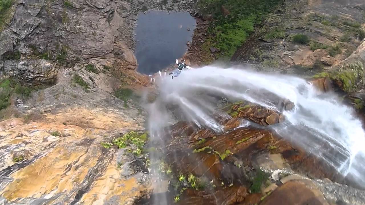 Base Jump // Rodrigo Cricket - Saltos na Cachoeira do Tabuleiro MG