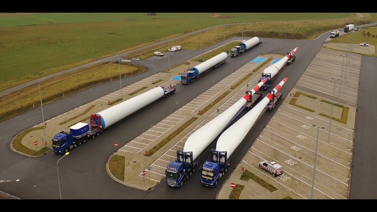 Transport wielkich elementów wiatraków do miejscowości Korsze.