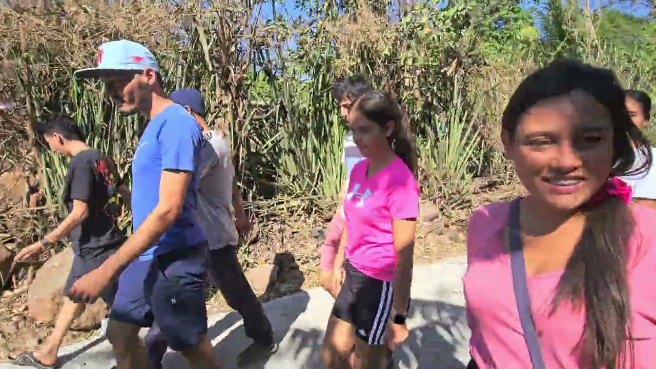 el loro perdio su cartera para las fiestas y se va a buscarla y les propone un trato a los vichos