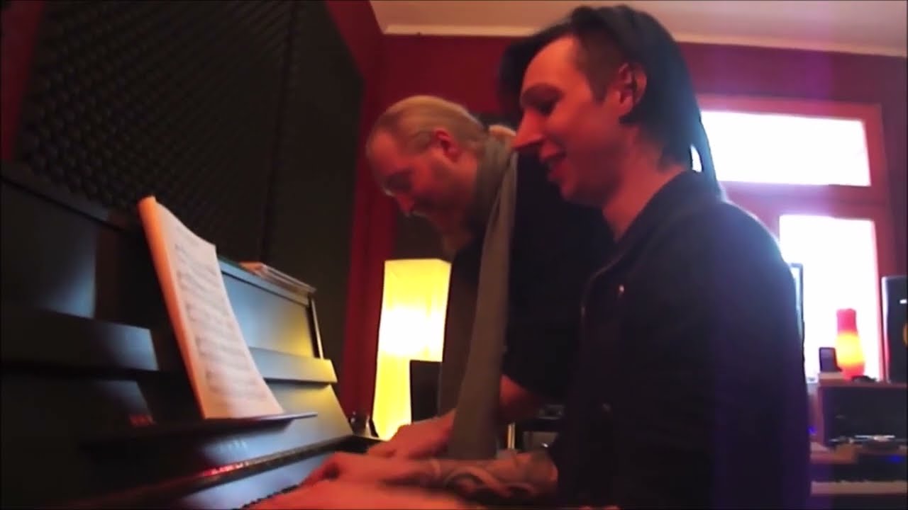 Gared Dirge Paying Random Pianos