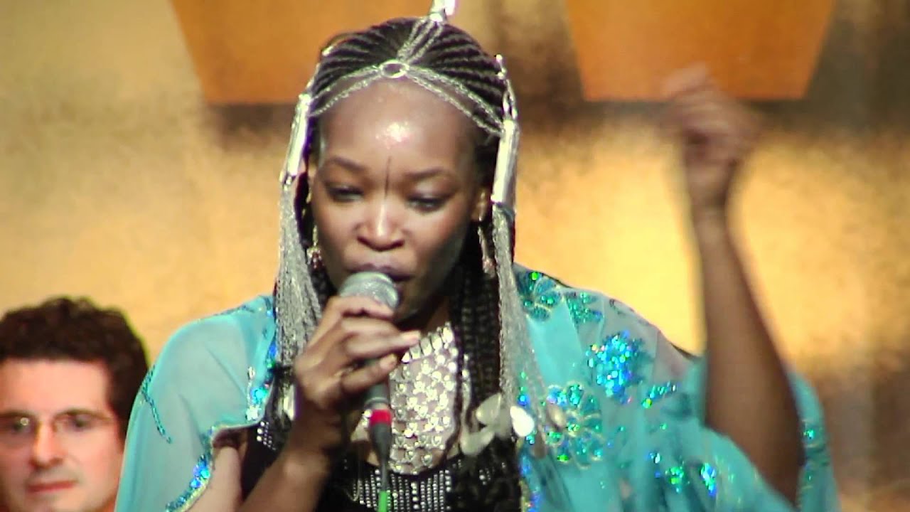 Mounira Mitchala - Independance (Chili Houritki) - Live in Paris