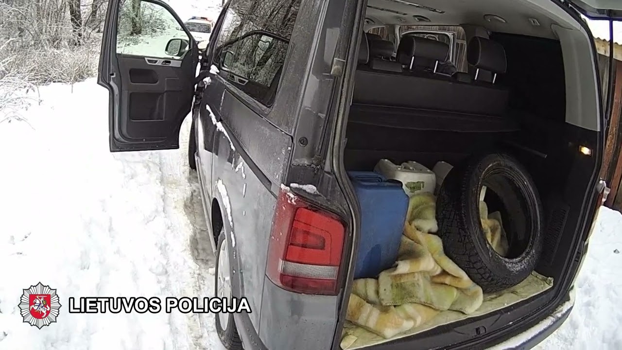 Telšių pareigūnai neregistruotame automobilyje rado 109 litrus „naminukės“