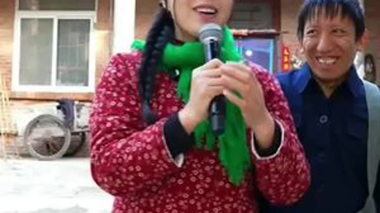漂亮的#农村歌手 @小土妹(不忘初心) 《爱情着了火》原唱 郝琪力