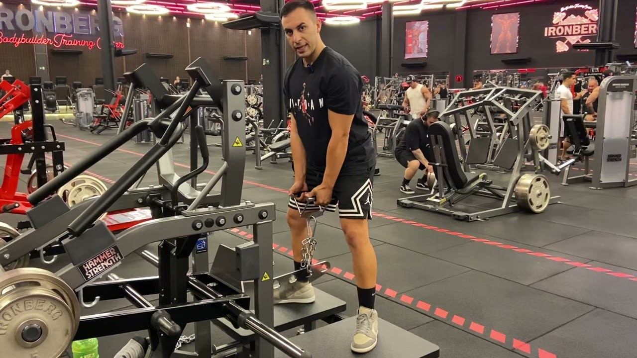 Agachamento sumô na máquina