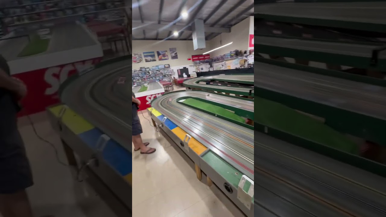 Hawk 9 BB wing car vs 2100 Do Slot slot car .