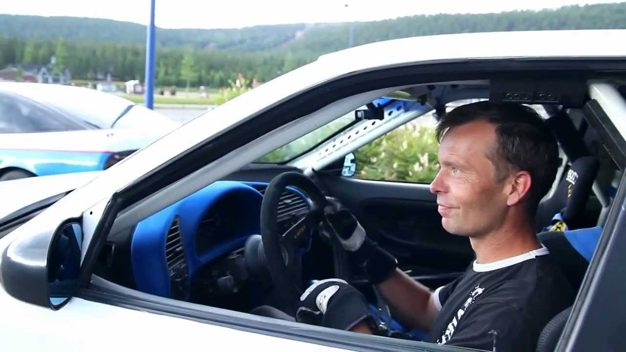 World Record 2012 in parking car between two cars
