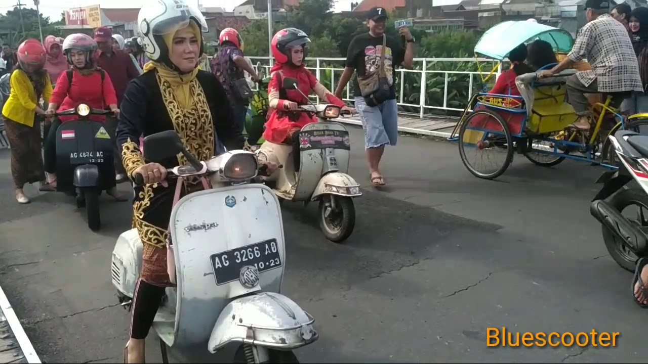 Woman easy Kick-starter their Vespa