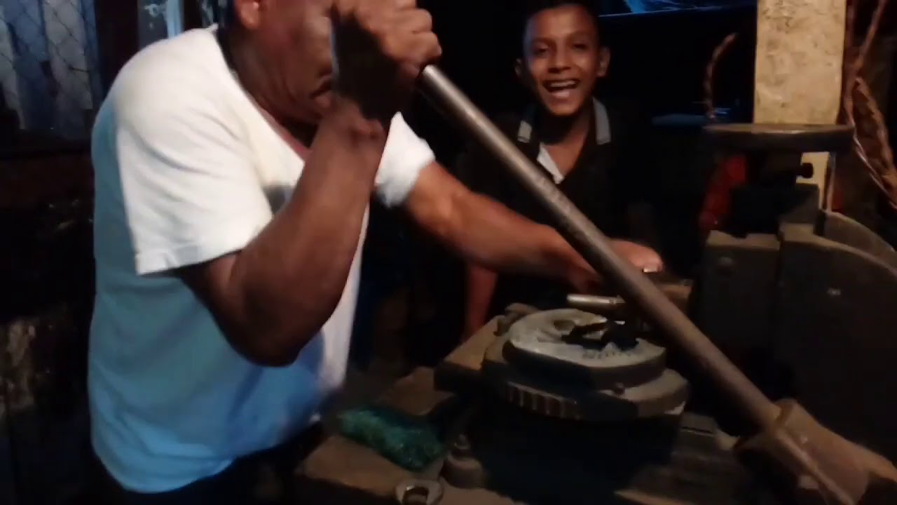 VEAN COMO DON BALDOMERO AFILA SUS DISCOS PARA SU MOLINO PARA PODER MOLER EL MAIZ  EN LAS MAÑANA🤗😍