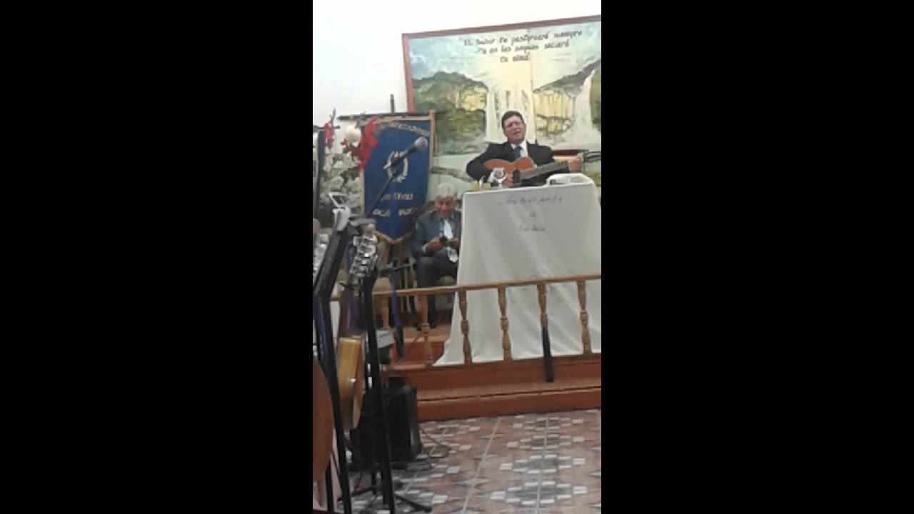 Pastor david peñailillo cantando unas de sus alabanzas