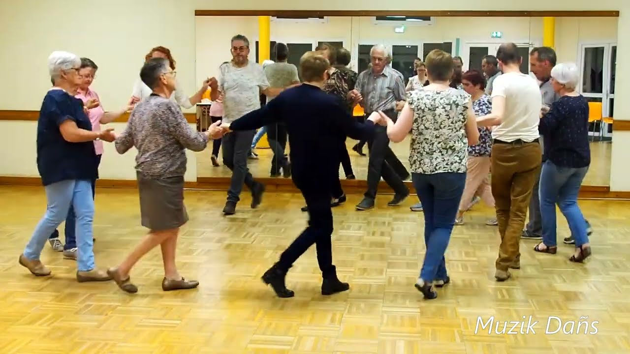 Valse de l'amitié dansée par le groupe Deus bro ar men glaz de Gourin en mai 2022