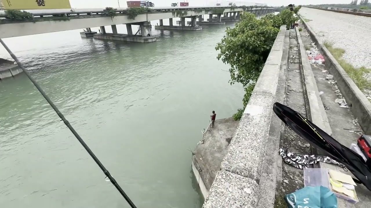 Menebing Di Atas Jambatan Keretapi Muhibah | Jalan Naik Lama Dah Kena Bakar 