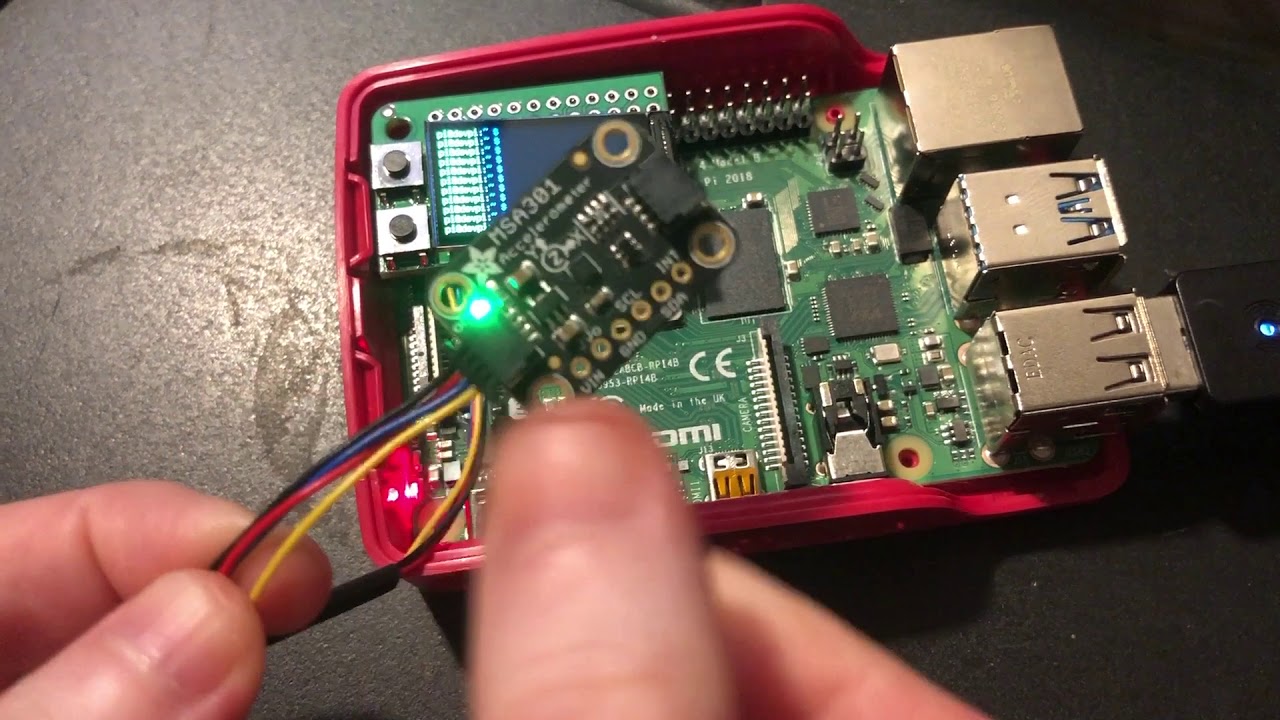 STEMMA SUNDAY - A mini PiTFT display with STEMMA QT connector