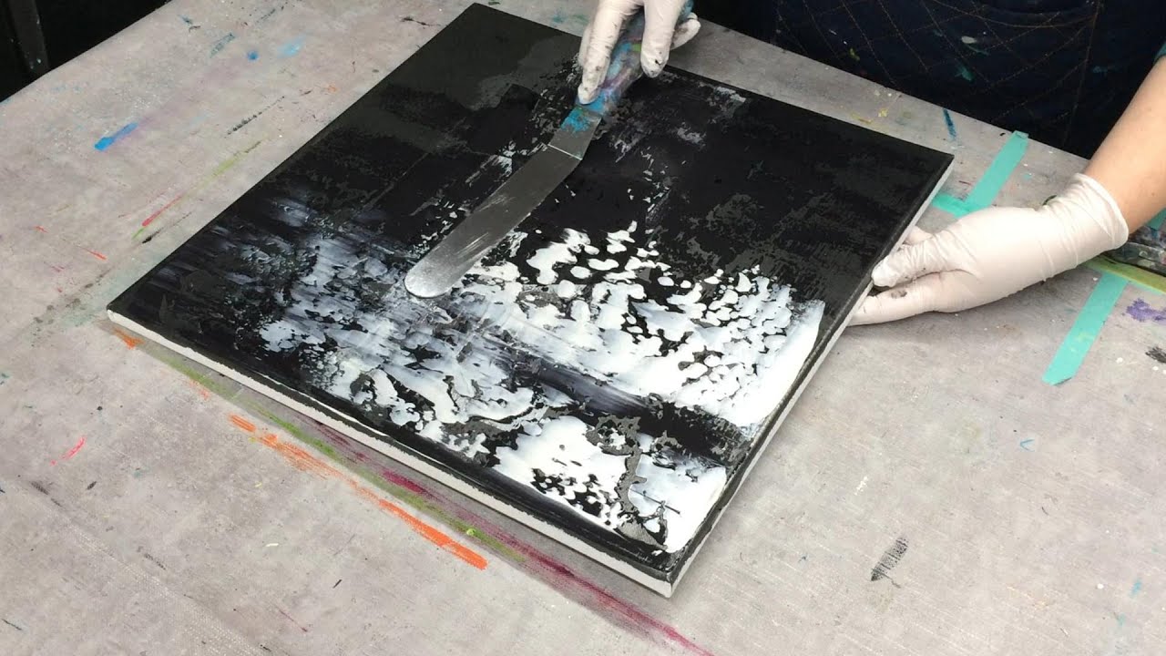 Rakeltechnik in Schwarz Weiß Silber | abstrakte Acrylmalerei mit Blattgold in schwarz und silber