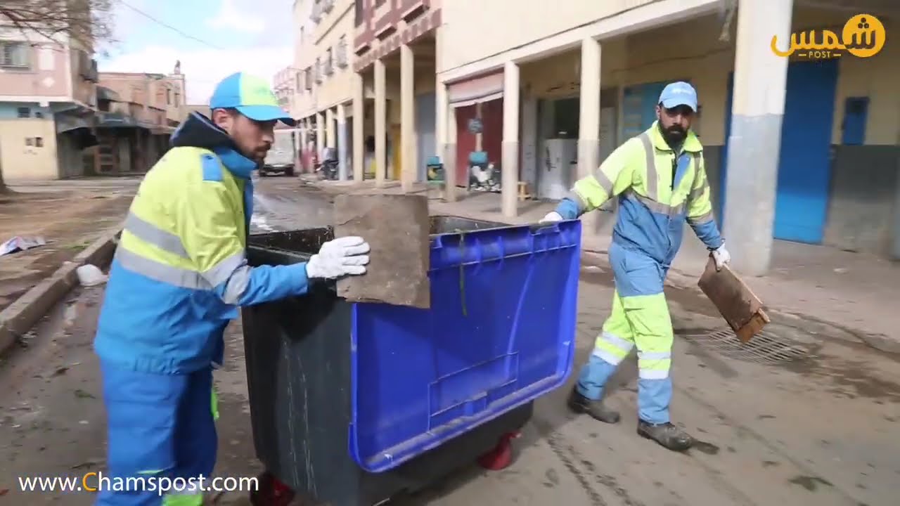 شاهد كيف يعقم عمال النظافة بوجدة ساحات وشوارع وجدة