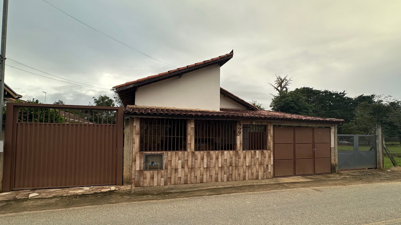 Casa de 4 quartos com quintal de terra à Venda no Bairro Cervo em Pouso Alegre - MG.