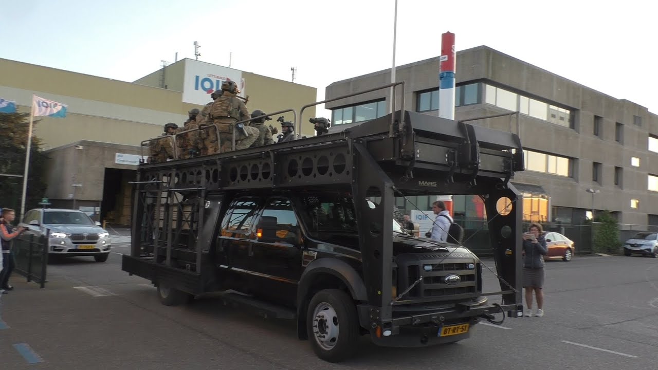 Zwaarbewapende eenheden van de DSI,Marsof en M-Squadron in actie tijdens oefening in Sliedrecht