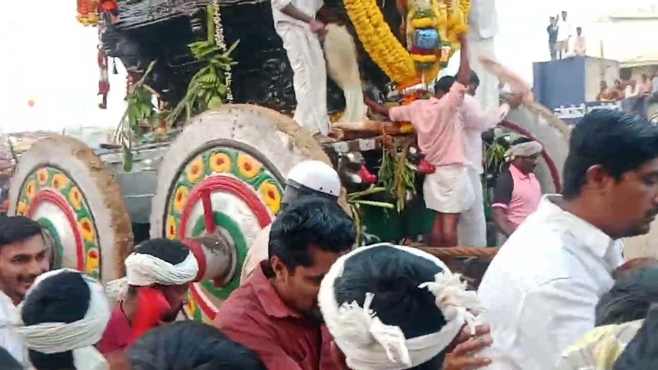 ವಿಜಯನಗರ ಜಿಲ್ಲೆ ಹೂವಿನಡಗಲಿ ತಾಲೂಕು ಶ್ರೀ ಕುರುವತ್ತಿ ಬಸವೇಶ್ವರ  ರಥೋತ್ಸವ ಲಕ್ಷಾಂತರ ಜನರ ಸಮ್ಮುಖದಲ್ಲಿ ನೆರವೇರಿತು 