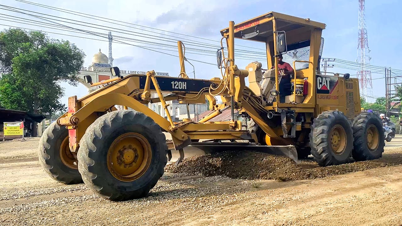 CAT 120H Grader & SAKAI Compacter Leveling Ground at Road Construction - Medan Banda Aceh Road