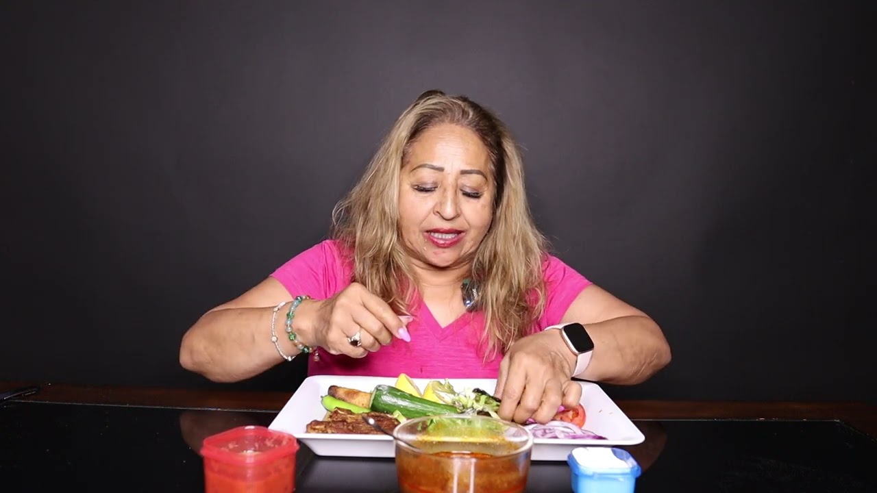 Comiendo taquitos, fritos, con consomé, pepino y caldito ￼