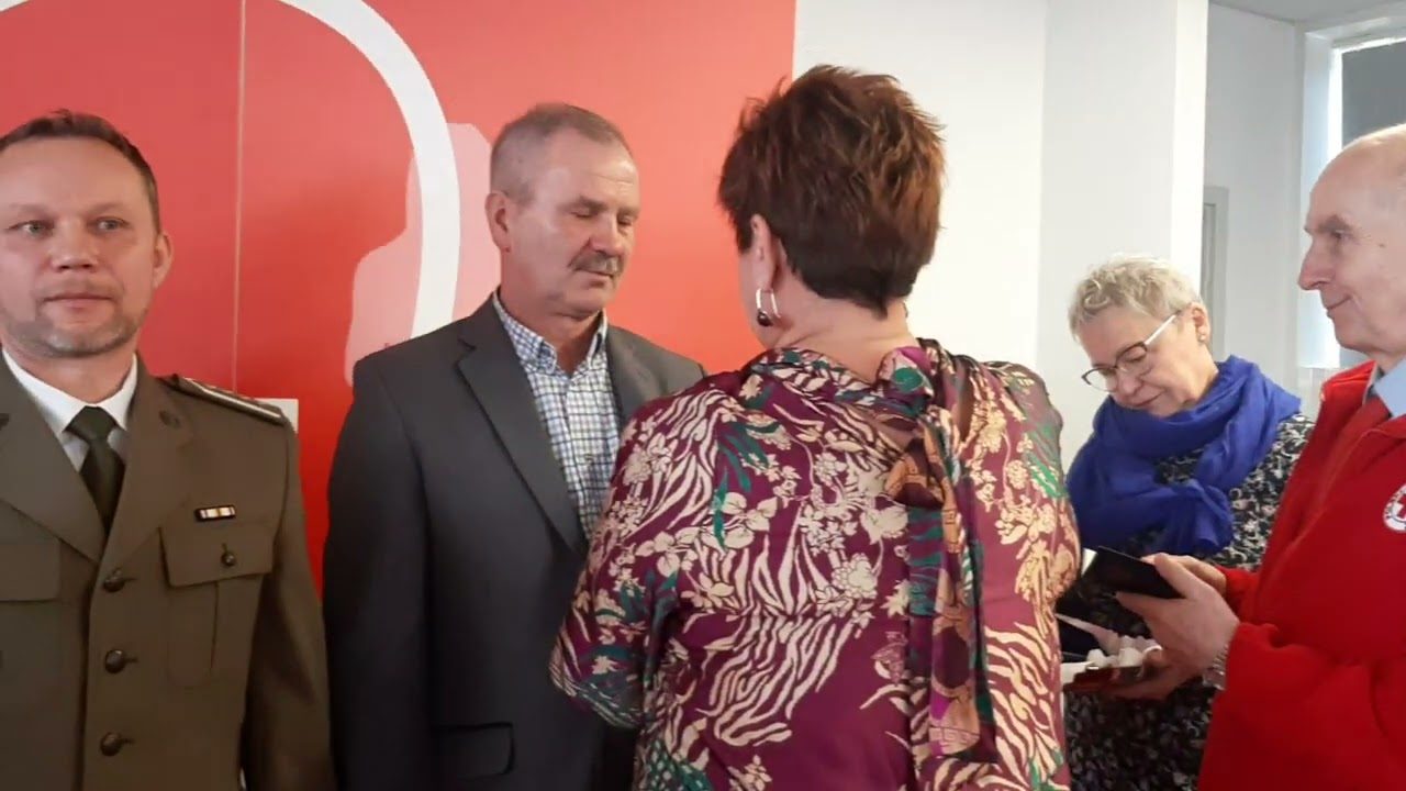 Honorowi krwiodawcy odbierają medal za swoje donacje. Racib&oacute;rz 2022