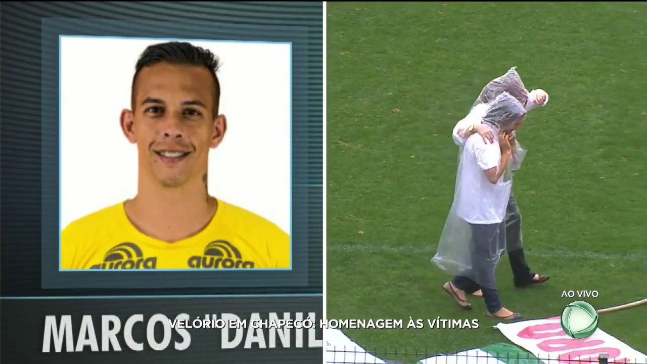 Mãe do goleiro Danilo é ovacionada na Arena Condá