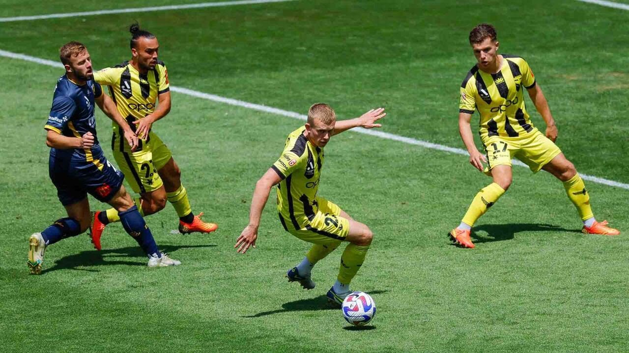 Wellington Phoenix v Central Coast Mariners - Macca's® Mini Match | Isuzu UTE A-League