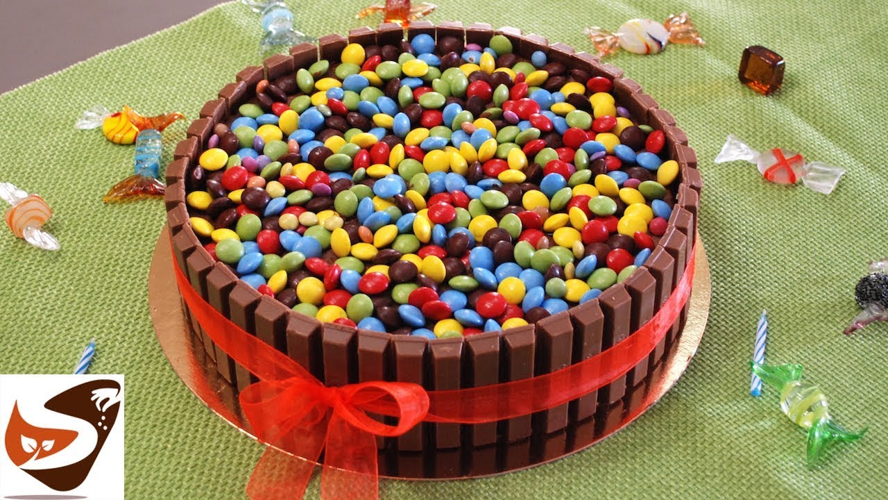 Torta di compleanno al cioccolato –Con kit kat e smarties  M&M