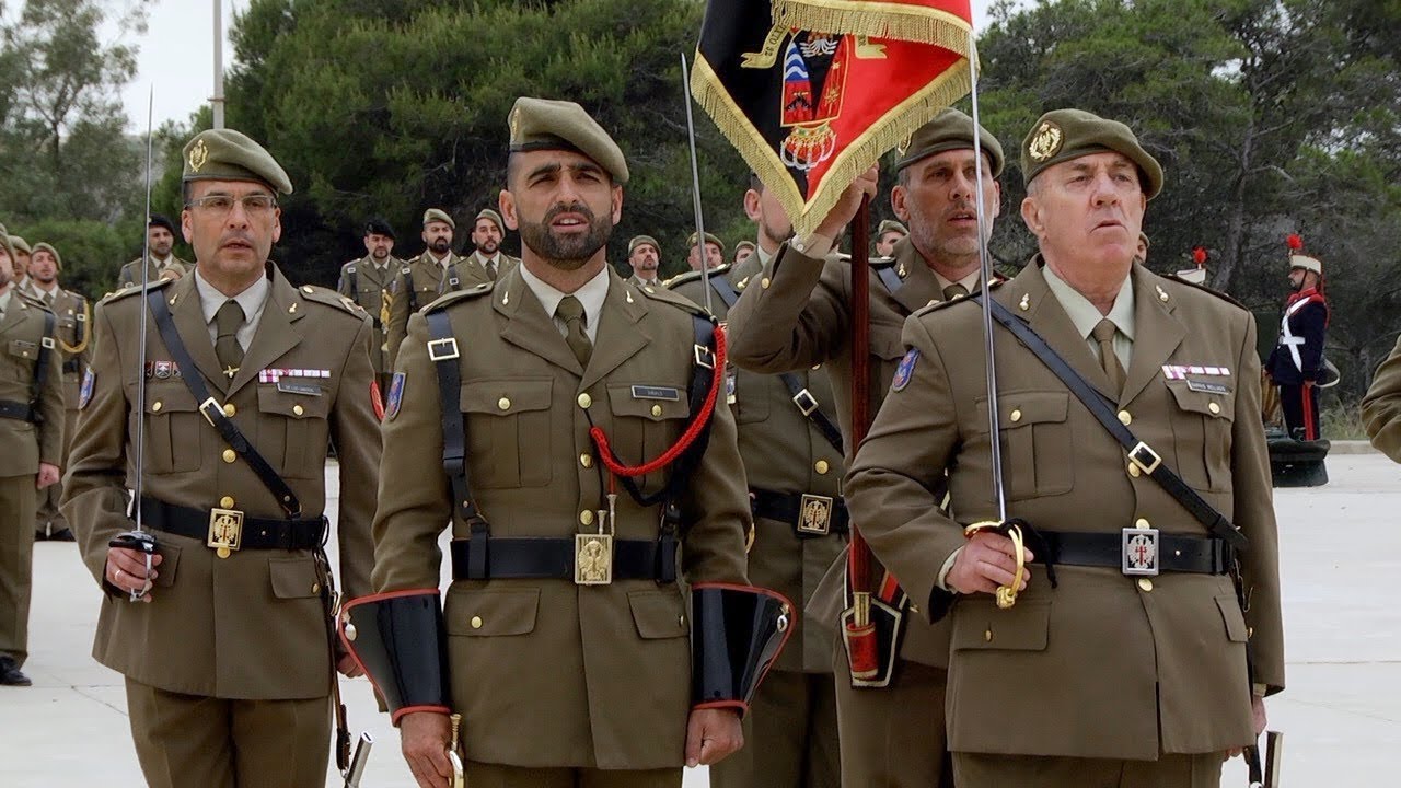 Los artilleros de Melilla interpretan su himno en el 2 de mayo