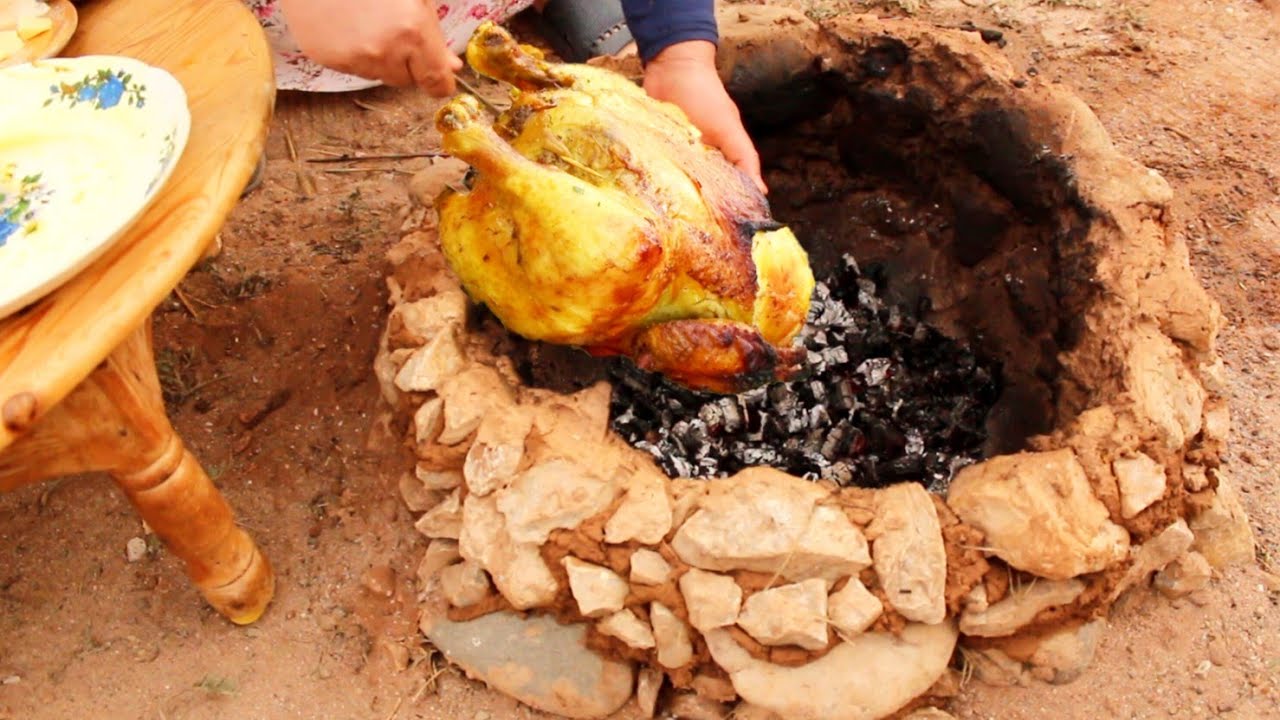 طريقة جديدة في شواء الدجاج المحشي مدخن و محمر 🤤في البادية. المغربية. Grilled chicken in pit