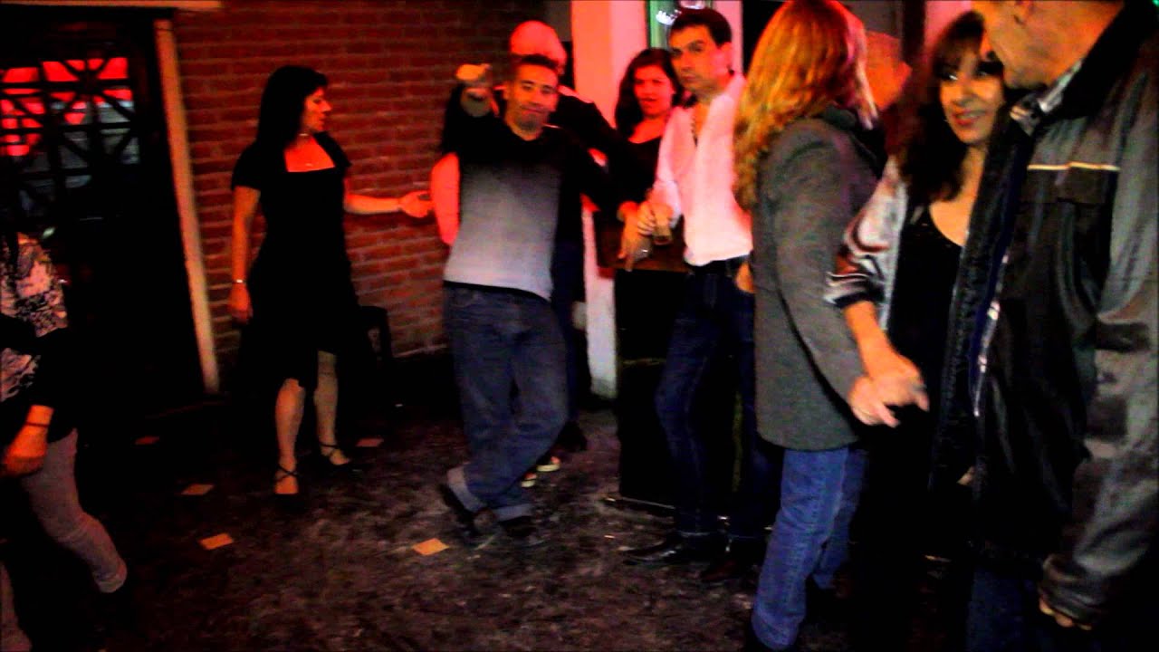 Todos bailan, todos se divierten, en Mi Club miércoles de americano