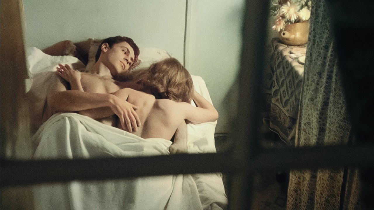 キスの余韻だけが残った夏…愛とパリの誘惑に揺れる若者たち／映画『海辺の恋』予告編