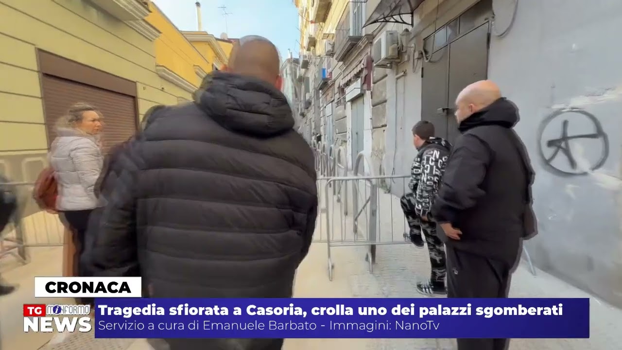 Tragedia sfiorata a Casoria, crolla uno dei palazzi sgomberati