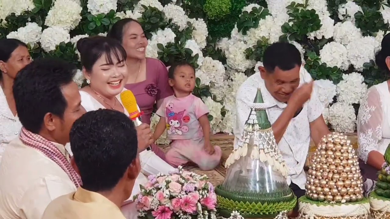 How to lead the bride and groom to cut the wedding វិធីដឹកដៃកូនក្រមុំកូនកំលោះចូលរោងកាត់ខាន់ស្លា