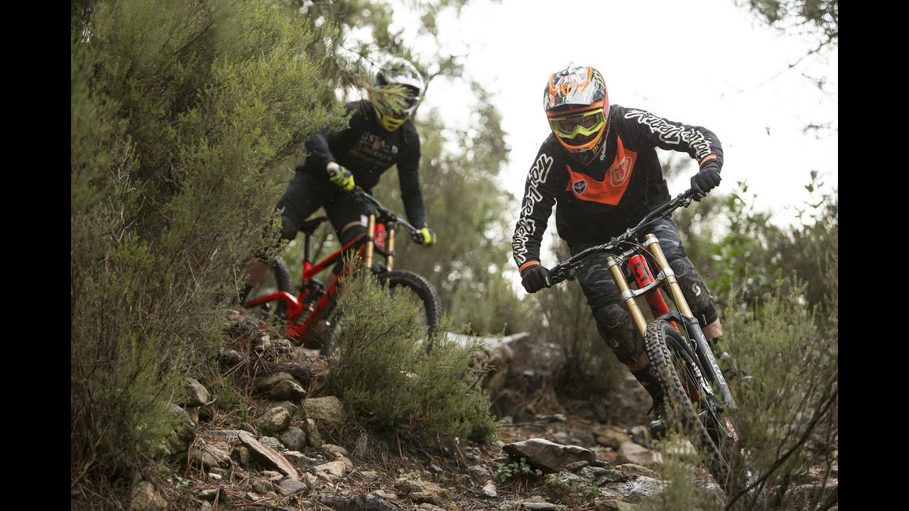 Mountain biking downhill - the Scott team
