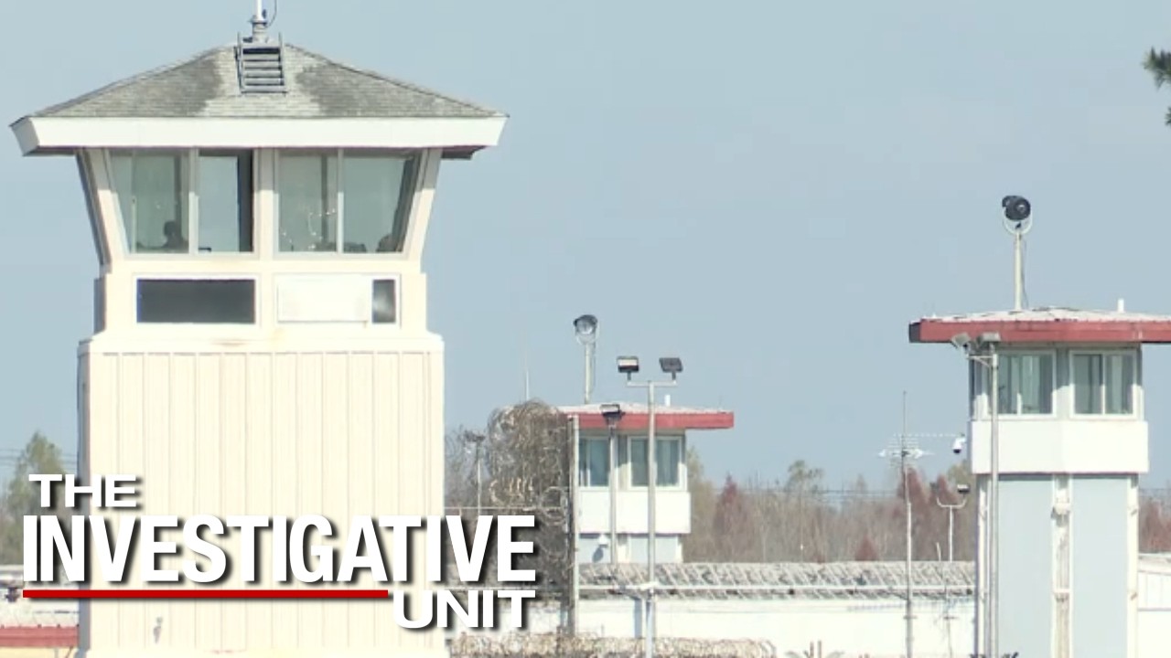 Бывшая сотрудница тюрьмы Элейн Хант утверждает, что подверглась преследованию после того, как соо...