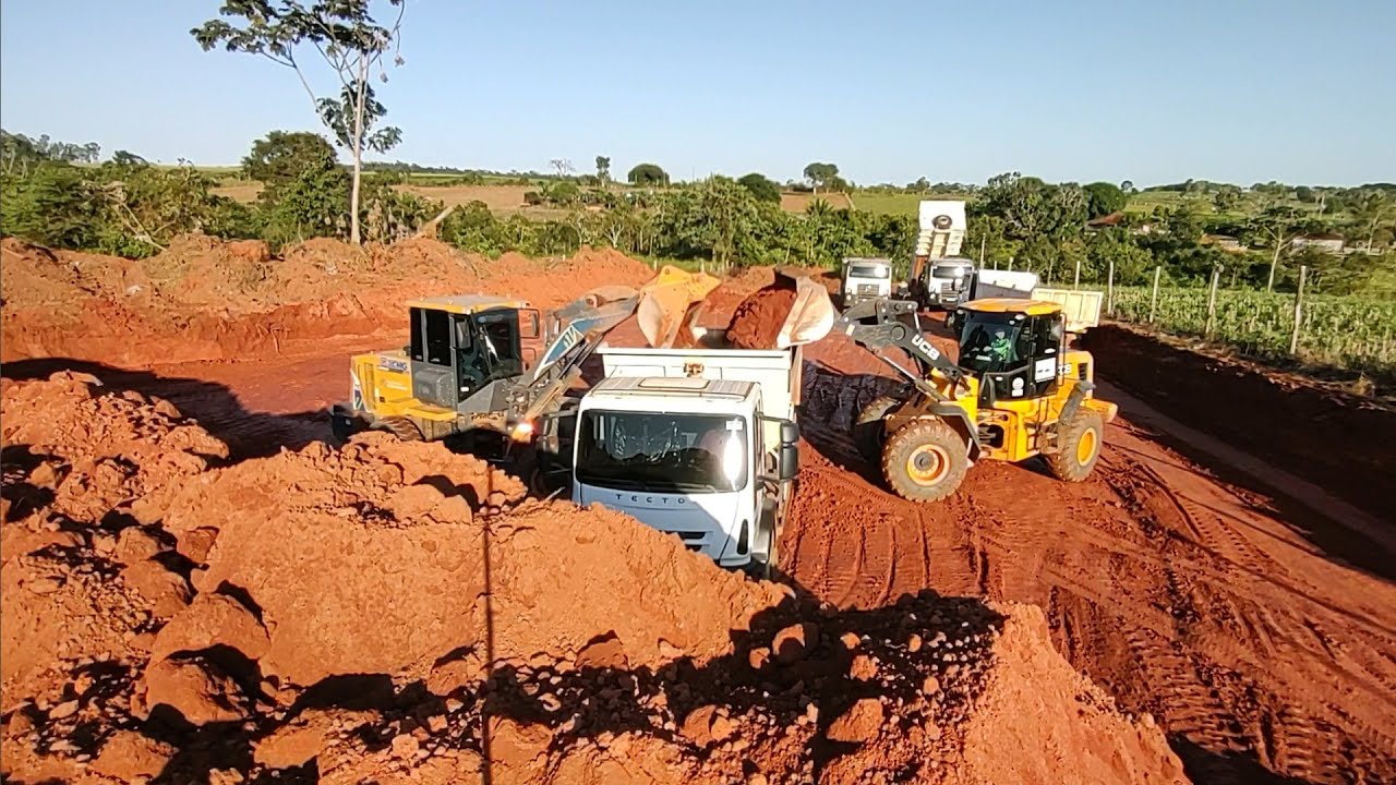 PÁ CARREGADEIRA JCB 426ZX  E XCMG LW 300 KV NO CARREGAMENTO DE CAÇAMBA