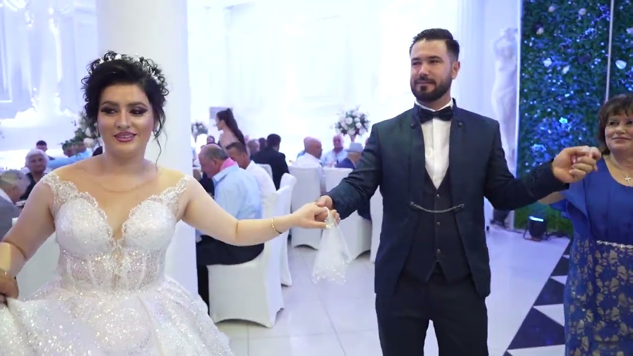 Familja e djalit hap vallen e pare te dasmes . Dasma Shqiptare