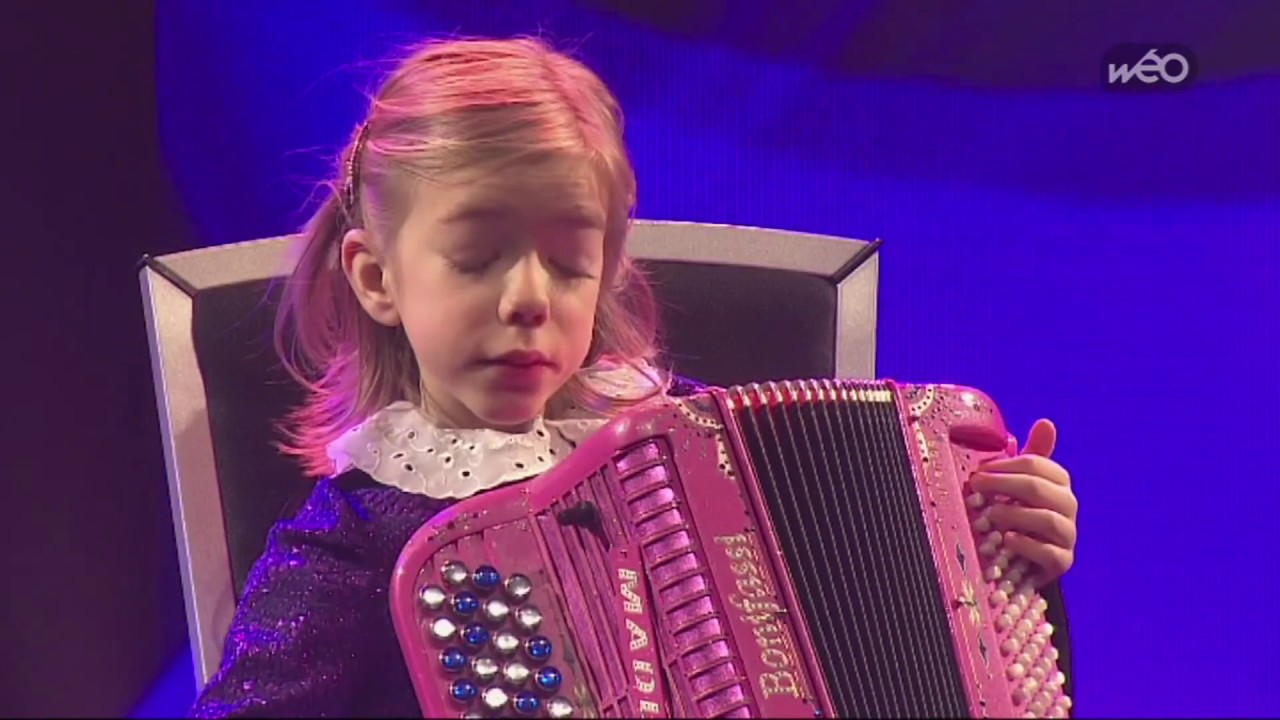 Madlyn accordéon 7 ans - Child accordion - Musique pour la planète. Enfant accordeon - Music planet